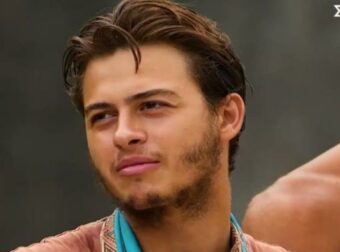 Survivor: «Μαχητή, κράτα γερά!» – Συγκλονίζουν τα μηνύματα στήριξης στον Σταύρο από τους πρώην συμπαίκτες του.