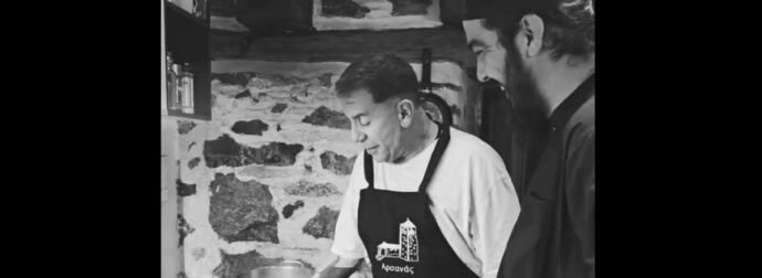 Παρακολουθήστε τον Γιώργο Μαζωνάκη να επιδεικνύει τις μαγειρικές του δεξιότητες στο Άγιον Όρος!