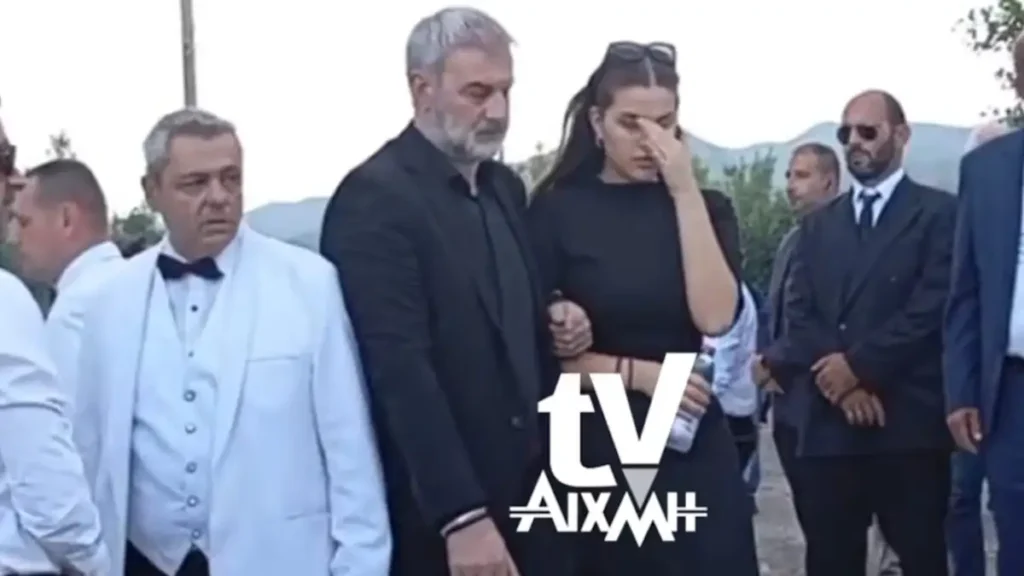 Γωγώ Μαστροκώστα: Απέραντος πόνος και οδύνη στην ταφή της στο Ευηνοχώρι Μεσολογγίου – Συντετριμμένη η οικογένειά της
