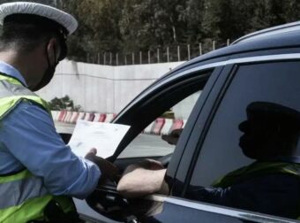 Γιατί οι αστυνομικοί αγγίζουν το αυτοκίνητο όταν κάνουν έλεγχο; Η απάντηση θα σας εκπλήξει