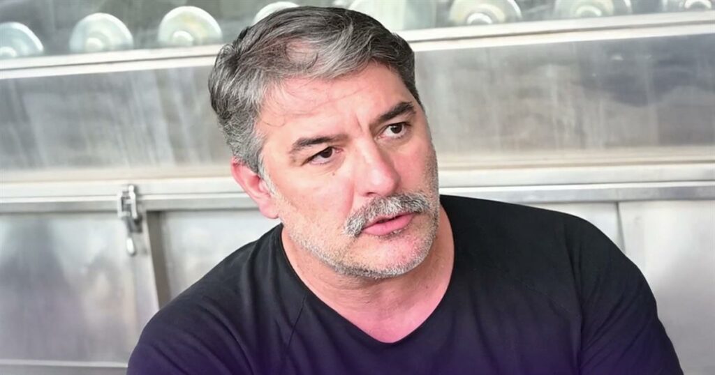 Βασίλης Μπισμπίκης: «Δεν πιστεύω στον Θεό» — Η καθηλωτική εξομολόγηση για ναρκωτικά, αναρχία και το περιθώριο