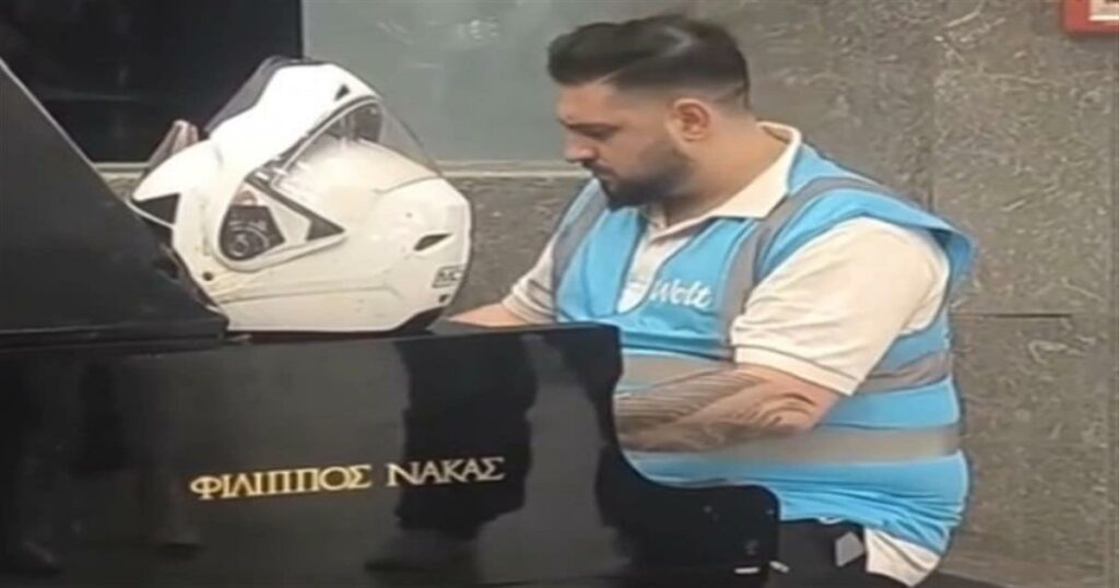 Ανατρίχιασε όλο το μετρό Συντάγματος: Ντελιβεράς έβγαλε το κράνος και έπαιξε Μητροπάνο στο πιάνο και έγινε viral σε δευτερόλεπτα – Τον ψάχνουν όλοι