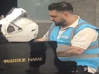 Ανατρίχιασε όλο το μετρό Συντάγματος: Ντελιβεράς έβγαλε το κράνος και έπαιξε Μητροπάνο στο πιάνο και έγινε viral σε δευτερόλεπτα – Τον ψάχνουν όλοι