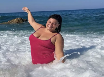 Η Δανάη Μπάρκα ανέβασε την 1η φώτο με μαγιό για φέτος και όλοι παρατήρησαν το σχόλιο που της έκανε ο σύντροφός της, Φάνης Μπότσης