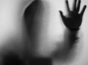 Ζαχάρω: Εισέβαλε στο μπάνιο και την κακοποιούσε για 20 λεπτά μπροστά στα ανήλικα παιδιά τους – Σοκάρει η νέα καταγγελία