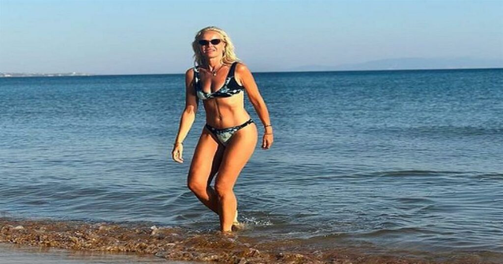 Κορμί 20άρας, ούτε μισή ρυτίδα, εντελώς… μεταμορφωμένη: Άλλος άνθρωπος η Μαρία Μπεκατώρου στα 52 της – Οι αρετουσάριστες φωτο με μαγιό και η αλλαγή