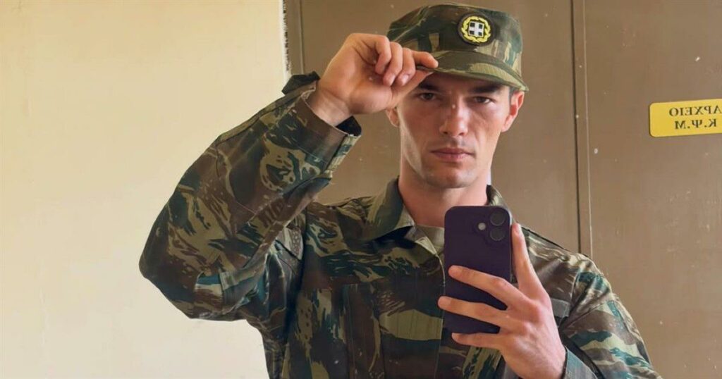 Νίκος Κοσώνας: Παρουσιάστηκε στον στρατό ο ηθοποιός – Οι πρώτες φωτογραφίες από το κέντρο εκπαίδευσης