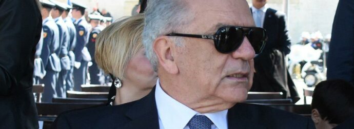Δημήτρης Αβραμόπουλος: «Δεν θα απολογηθώ σε κανέναν κερατ@!» – Αντιδράσεις στο Μαξίμου με τα λόγια του για το Qatargate