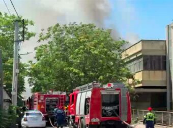 Συναγερμός στο Αιγάλεω: Μεγάλη φωτιά σε εργοστάσιο με τουριστικά είδη – Ανησυχία από τους κατοίκους