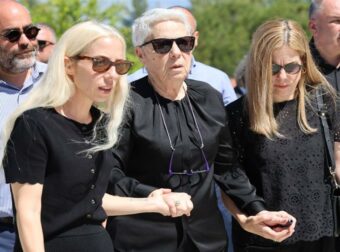 Βαρύ το κλίμα στην κηδεία του Γιώργου Σουφλιά: Υποβασταζόμενη η σύζυγός του από τις κόρες τους (Φωτογραφίες)