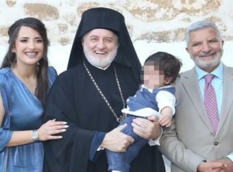 Ο Γιώργος Πατούλης βάφτισε το γιο του στο Λαγονήσι – Το όνομα που έδωσε στο γιο του