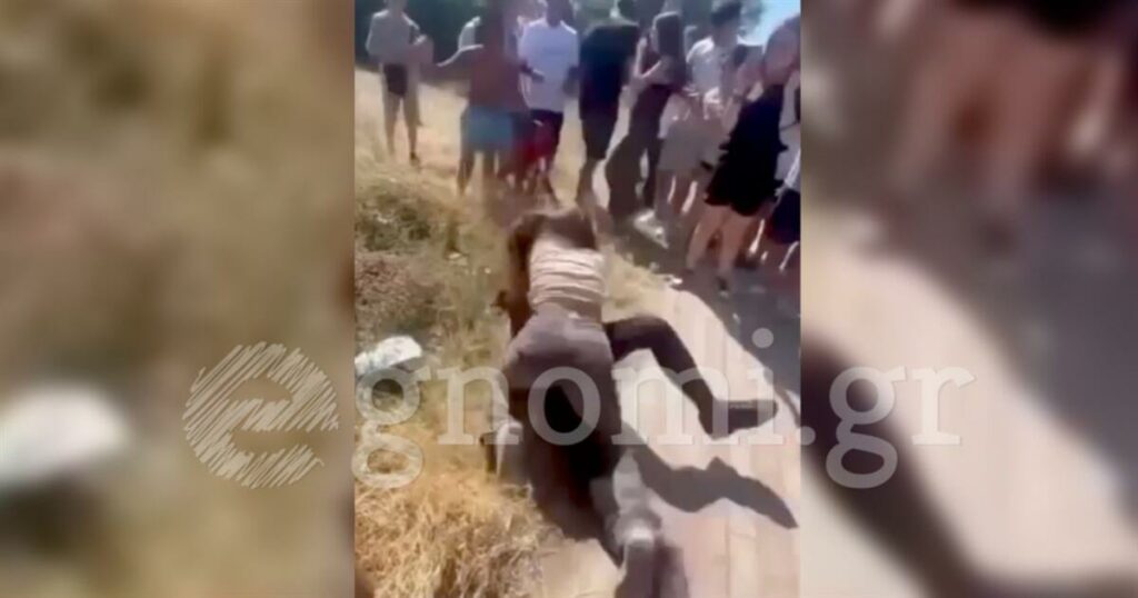 Άγριο ξύλο μεταξύ μαθητριών έξω από σχολείο – Ζητωκραύγαζαν και τραβούσαν βίντεο – Πέφτει και τη χτυπούν άγρια συμμαθητές της (video)