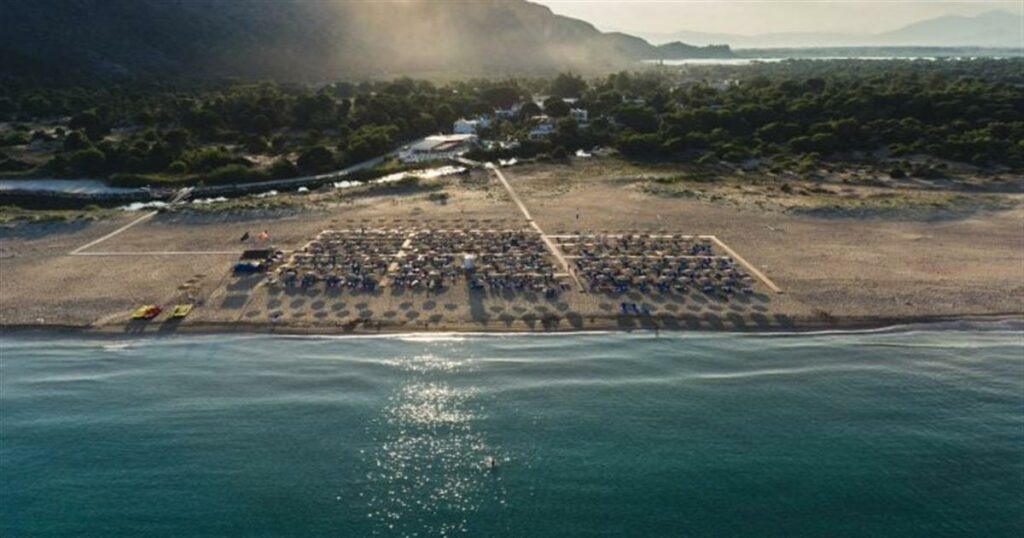 Όλο άμμος, φοβερό φαγητό, δίκλινο 50 εupώ: Στο μέρος που έχεις όλη μέρα τη θάλασσα στα πόδια σου, θα κάνεις τις πιο οικονομικές διακοπές