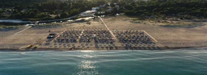 Όλο άμμος, φοβερό φαγητό, δίκλινο 50 εupώ: Στο μέρος που έχεις όλη μέρα τη θάλασσα στα πόδια σου, θα κάνεις τις πιο οικονομικές διακοπές
