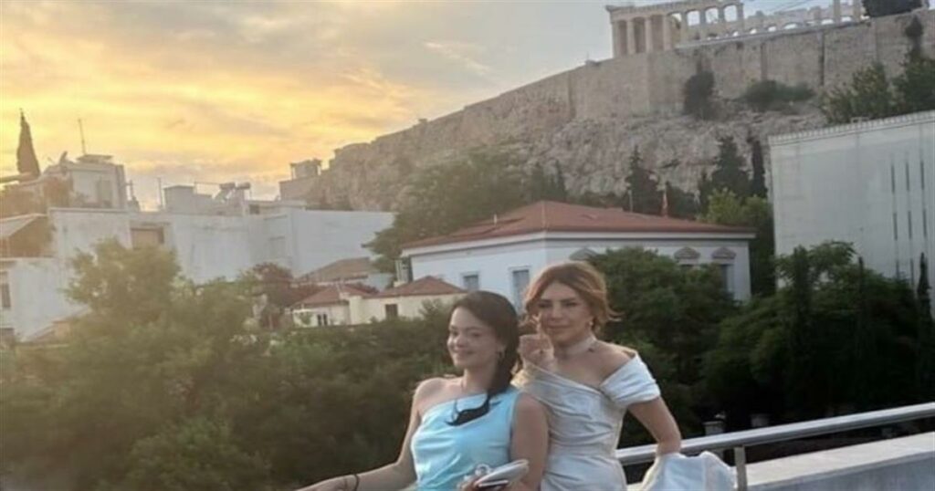 Μιμή Ντενίση: Κούκλες μάνα και κόρη – Με τουαλέτα η Μαριτίνα λίγο πριν ντυθεί νύφη