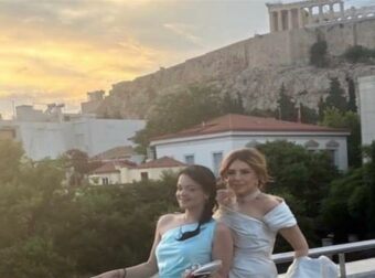 Μιμή Ντενίση: Κούκλες μάνα και κόρη – Με τουαλέτα η Μαριτίνα λίγο πριν ντυθεί νύφη