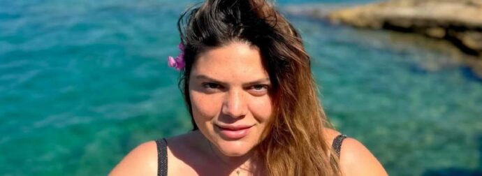 Μπάρκα: Ποζάρει με εντυπωσιακό μαύρο μαγιό – Πώς έχασε τα κιλά λίγο πριν τον γάμο