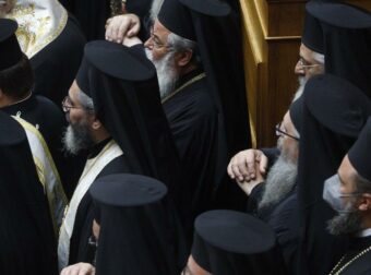 Μισθοί σοκ στην Εκκλησία: Έως και 95% αυξήσεις – Πόσα θα παίρνουν πλέον αρχιεπίσκοπος και μητροπολίτες