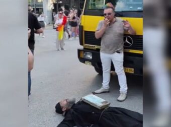 Χαμός στο Pride της Θεσσαλονίκης: Ρασοφόρος ξάπλωσε μπροστά σε άρμα φωνάζοντας «μετανοείτε» (video)