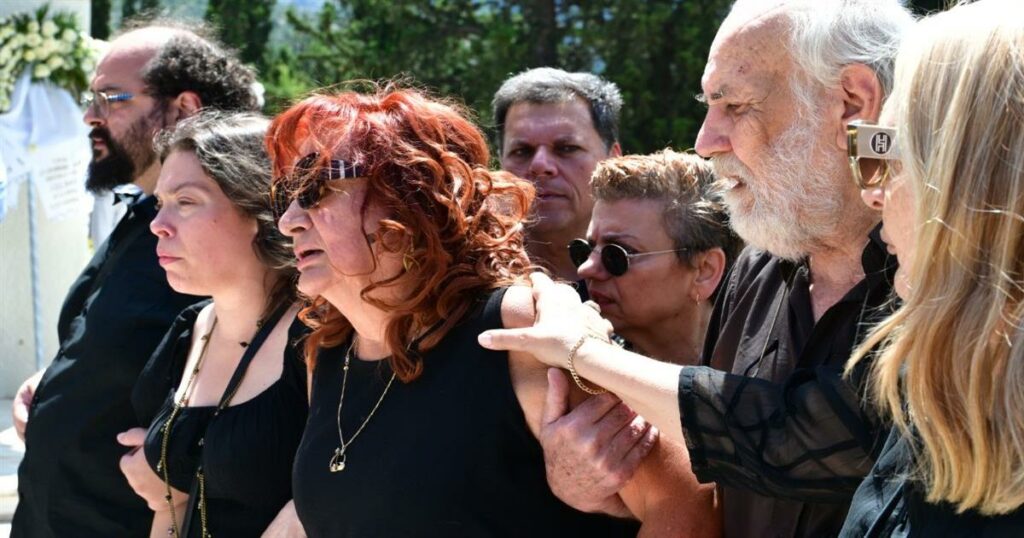 Μαίρη Ραζή: Ράκος στην κηδεία του συζύγου της – Υποβασταζόμενη από την κόρη της (Φωτογραφίες)