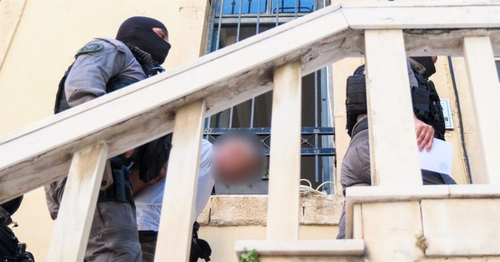 Σταυρούλα Λεβεντάκη: Αποδοκιμασίες έξω από τα δικαστήρια για τον 43χρονο – «Βρωμιάρη, δολοφόνε!» (Βίντεο)