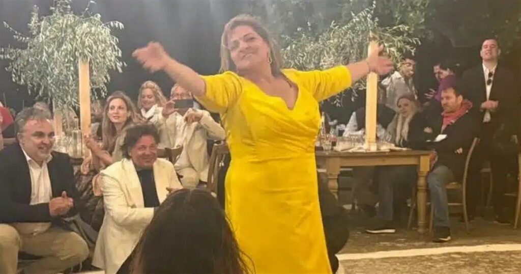 Βίκυ Σταυροπούλου: Ο ξέφρενος χορός της στον γάμο της κόρης της που θύμισε μια από τις πιο αγαπημένες σκηνές από τη θρυλική σειρά «Είσαι το Ταίρι Μου»