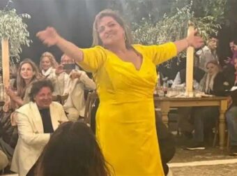 Βίκυ Σταυροπούλου: Ο ξέφρενος χορός της στον γάμο της κόρης της που θύμισε μια από τις πιο αγαπημένες σκηνές από τη θρυλική σειρά «Είσαι το Ταίρι Μου»
