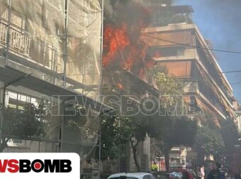 Καλλιθέα: Φωτιά σε διώροφη κατοικία – Σε εξέλιξη μεγάλη επιχείρηση της Πυροσβεστικής