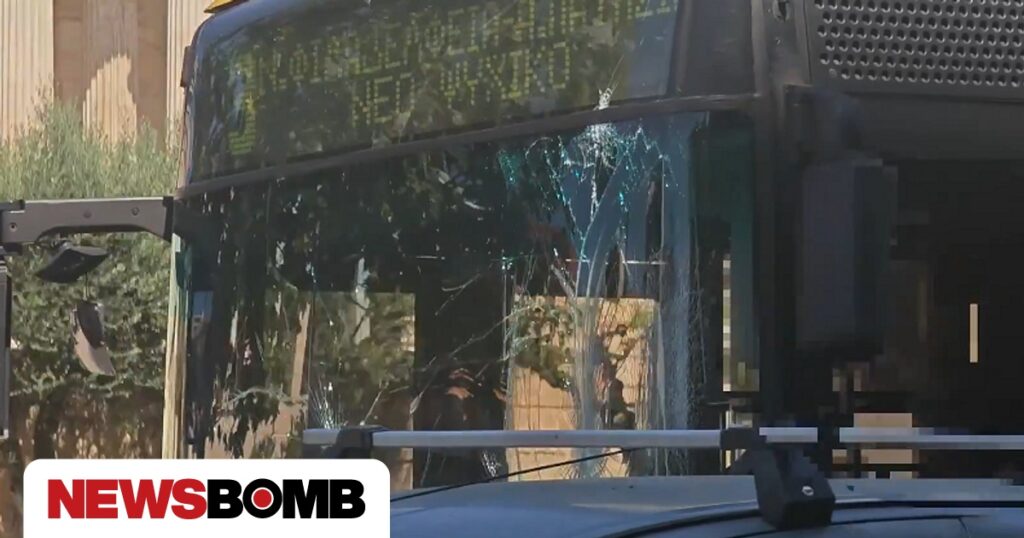 Βίντεο από το τροχαίο στην Πανεπιστημίου: Η στιγμή που το λεωφορείο συγκρούεται με το τρόλεϊ