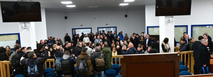 Δίκη για τα Τέμπη: Νέα ένταση και νέα διακοπή – Διαμαρτυρία συγγενών των θυμάτων