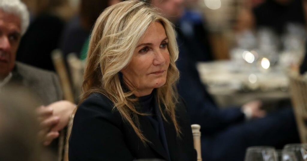 Όλοι κοιτούσαν τη Μαρέβα: Η εμφάνιση με μαύρο φόρεμα και εντυπωσιακά ψηλοτάκουνα στο πλευρό του  Μητσοτάκη που έκλεψε τις εντυπώσεις