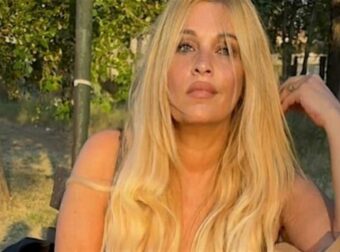 Δεν έκρυψε τίποτα: Η Σαμπρίνα εμφανίστηκε με μπικίνι στα 56 της και προκάλεσε… αναστάτωση