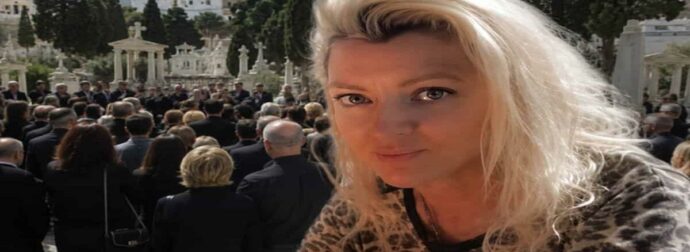 Τώρα το τελευταίο «αντίο» στην διασώστρια στην Σύρο: Σπαράζουν τα δύο ανήλικα παιδιά της και ο σύζυγος-Το κοριτσάκι με λευκά και ο γιος με…