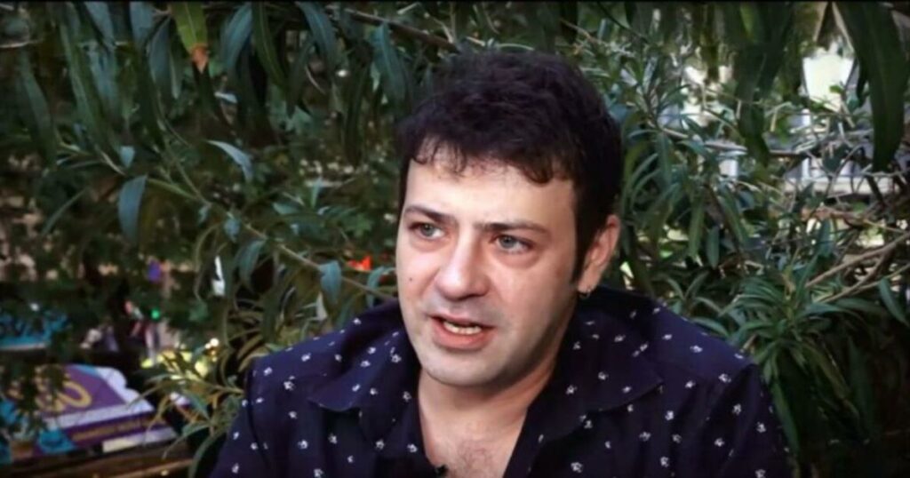 19 χρόνια μετά το «Ευτυχισμένοι Μαζί»: Ο Πέτρος Μπουσουλόπουλος εμφανίστηκε ξανά και συγκίνησε τους πάντες – Δείτε πώς είναι σήμερα