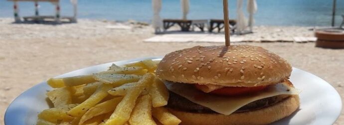Μπάνιο, ηρεμία και ταβέρνα με 15€: Το νησί με το καλύτερο φαγητό, ακόμα και τον Αύγουστο κρατάει χαμηλά τις τιμές