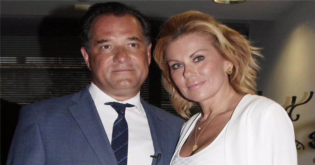 Με κοστούμι, «καρμπόν» της μαμάς, ρίχνει… ένα κεφάλι τον μπαμπά: Ό Άδωνις και η Μανωλίδου πήγαν Επίδαυρο με τους γιους τους κι όλο το θέατρο κοιτούσε τον 20χρονο Αναστάσιο – Αλκαίο