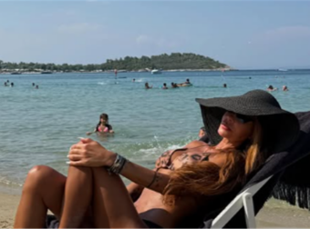 Κι όμως είναι αυτη: Πανέμορφη Ελληνίδα στα 50 της και 55 κιλά Ξεσήκωσε την παραλία με το αποκαλυπτικό μπικίνι της