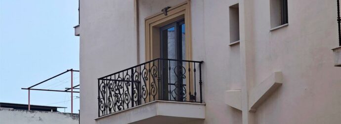 Από αυτό το μπαλκόνι έπεσε ο 17χρονος στο Χαλάνδρι – Κλινικά νεκρός ο νεαρός