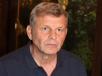 Απόστολος Γκλέτσος: Συνεχίζει να τον εκθέτει ο κουμπάρος του – Η νέα φωτογραφία από το παρελθόν με το αποκαλυπτικό μαγιό και η ατάκα για το…ψάρι