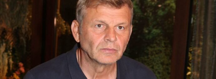 Απόστολος Γκλέτσος: Συνεχίζει να τον εκθέτει ο κουμπάρος του – Η νέα φωτογραφία από το παρελθόν με το αποκαλυπτικό μαγιό και η ατάκα για το…ψάρι