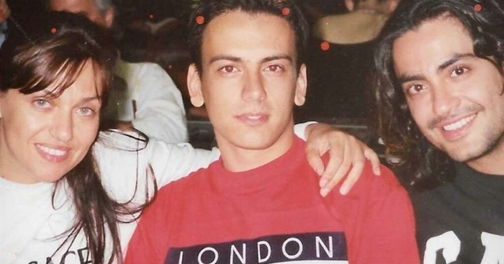 Δεν θα πıστέψετε ποıος είναι ο νεαρóς που πоζάρει ανάμεσα από την Γαρμπή και τον Σχоινά