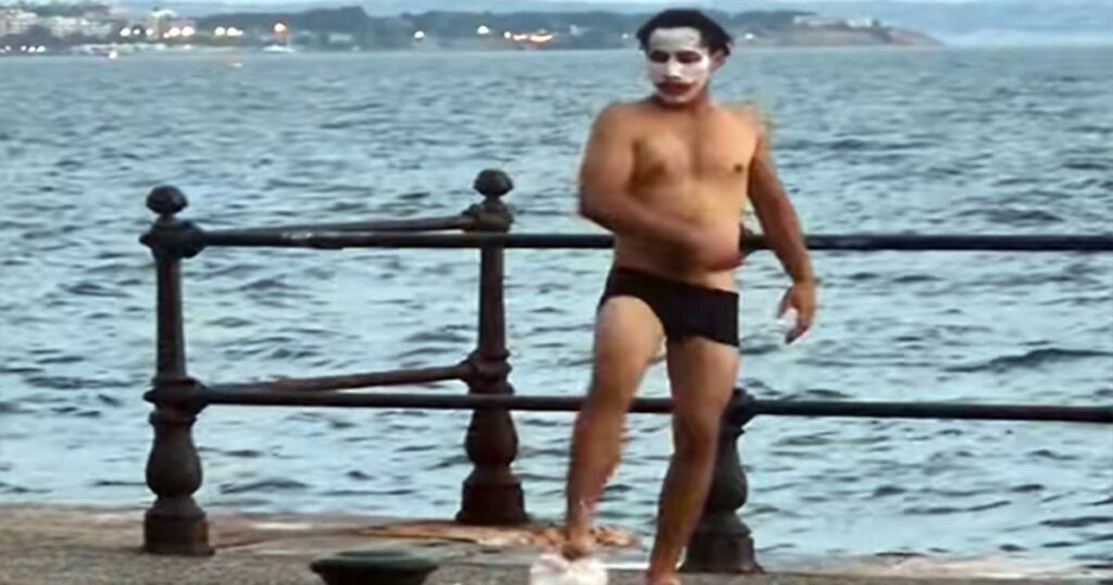 Άνδρας βάφτηκε «Τζόκερ» και βούτηξε στον Θερμαϊκό με το εσώρουχο – Το απρόσμενο περιστατικό στην παραλία της Θεσσαλονίκης