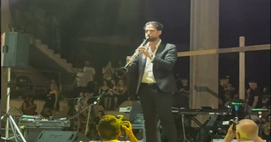 Συγκινημένος ο Άρης Μουγκοπέτρος, έπαιξε πάλι κλαρίνο ένα χρόνο μετά τον ακρωτηριασμό του