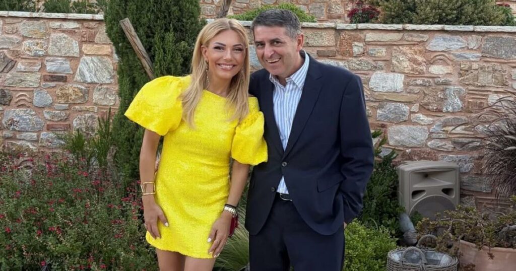 Γιώργος Μυλωνάκης: Χαμογελά ξανά στο πλευρό της Τίνας Μεσσαροπούλου – Η νέα κοινή τους φωτογραφία σε δεξίωση