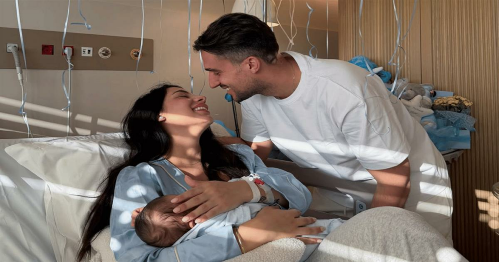 Σάκης Κατσούλης: Μαγειρεύει με το μωρό στην αγκαλιά – Το σχόλιο της Μαριαλένας Ρουμελιώτη