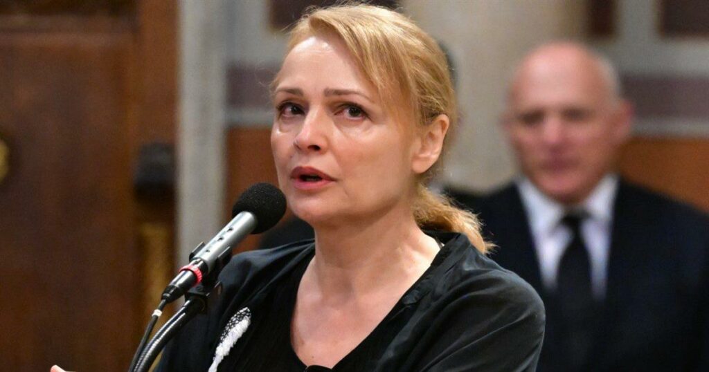 Κηδεία Μάρως Κοντού: «Τσάκισε» τους πάντες ο επικήδειος της Παλληκαράκη – «Κράτησες περήφανο το παιδί μέσα σου»