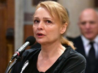 Κηδεία Μάρως Κοντού: «Τσάκισε» τους πάντες ο επικήδειος της Παλληκαράκη – «Κράτησες περήφανο το παιδί μέσα σου»