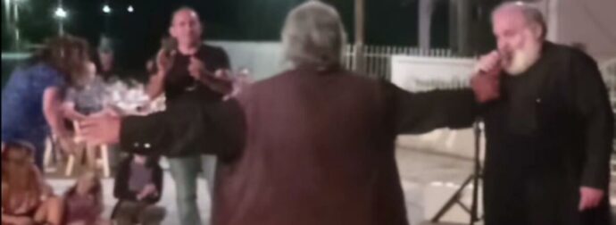 Έκλεψαν την παράσταση δύο παπάδες: Ο ένας στο μικρόφωνο να τραγουδάει «Της Γερακίνας γιος», κι ο άλλος στην πίστα να χορεύει ζεμπεκιές – Δείτε τι έγινε στο πανηγύρι