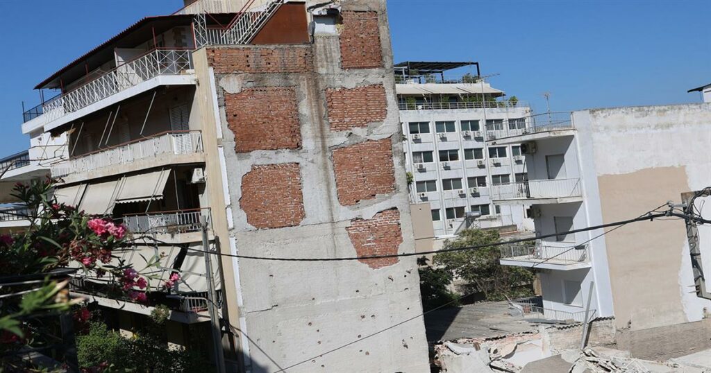 Αποκάλυψη για τα Πετράλωνα: Είχαν στραβώσει τα αλουμίνια μέρες πριν καταρρεύσει η πολυκατοικία