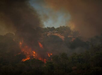 Πύρινη κόλαση στο Ρέθυμνο με δύο νεκρούς πυροσβέστες: Καίγονται σπίτια και εκκενώνουν την Αγία Γαλήνη με πάνω από 2.000 τουρίστες